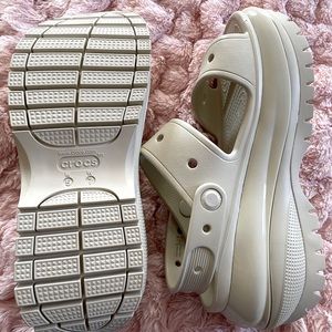 NWOT Crocs Women’s Sz. 7 Mega Crush Sandals